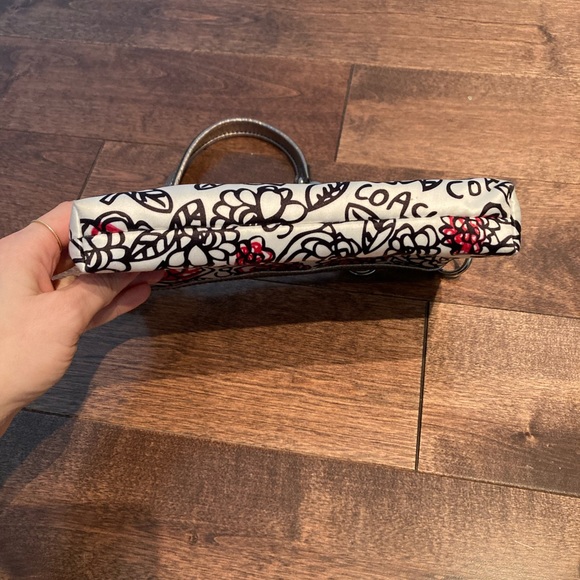 Coach corner zip wristlet, excellent condition - Picture 4 of 6